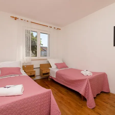 Apartment Nona - Center, 150 Meters From The Supetar